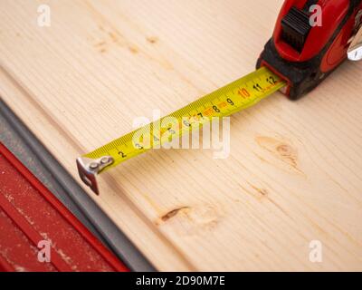 Maßband auf Holzschlagstock Stockfoto