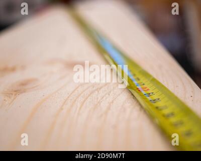Maßband auf Holzschlagstock Stockfoto