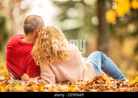 Mann und Frau bei einem Herbstpicknick im Freien. Stockfoto