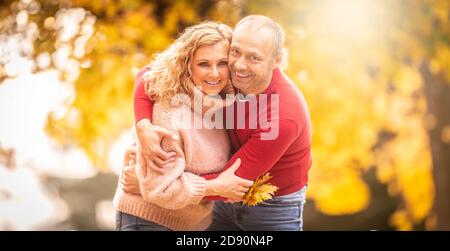 Glückliche Zeit eines Paares in der Liebe draußen in der bunten Herbst Natur. Stockfoto