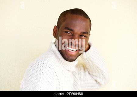 Nahaufnahme eines attraktiven afroamerikanischen Mannes in Pullover Stockfoto