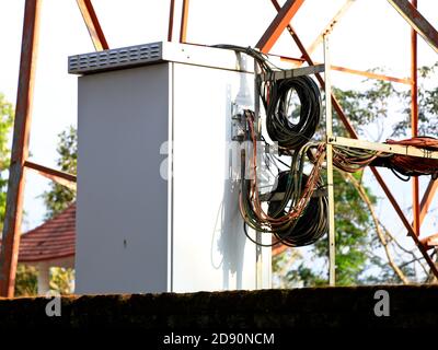 Mehrere Kabel des Mobilfunknetzes funktionieren unter dem Turm Stockfoto