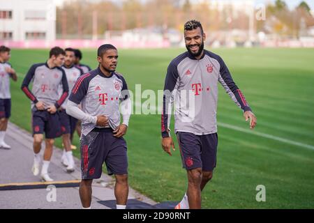 München Deutschland 02.11.2020, Fußball: Teamfinale des FC Bayern München (München) vor dem Champions-League-Spiel gegen RB Salzburg auf dem Vereinsgelände in der Saebener Straße – von links: Douglas Costa, Eric Maxim Choupo-Moting FC Bayern München/Via Kolvenbach nur zur redaktionellen Verwendung! Stockfoto