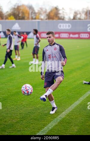 München Deutschland 02.11.2020, Fußball: Teamfinale des FC Bayern München (München) vor dem Champions-League-Spiel gegen RB Salzburg auf dem Vereinsgelände in der Saebener Straße – Lucas Hernandez FC Bayern München/Via Kolvenbach nur zur redaktionellen Verwendung! Stockfoto