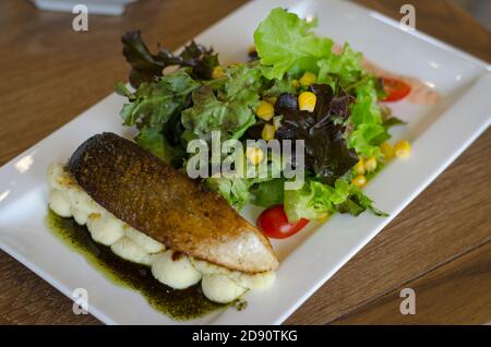 caesar Salat mit Grill Lachs Stockfoto