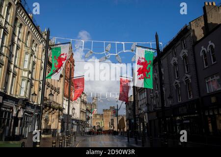 Cardiff, Wales, Großbritannien. November 2020. Die leere High Street im Stadtzentrum von Cardiff während der zweiten Woche der zweiwöchigen Feuerpause, um die Ausbreitung des Coronavirus zu verlangsamen. Kredit: Mark Hawkins/Alamy Live Nachrichten Stockfoto