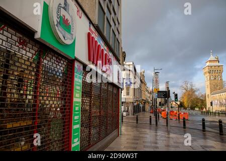 Cardiff, Wales, Großbritannien. November 2020. Eine leere Castle Street im Stadtzentrum von Cardiff während der zweiten Woche der zweiwöchigen Feuerpause, um die Ausbreitung des Coronavirus zu verlangsamen. Kredit: Mark Hawkins/Alamy Live Nachrichten Stockfoto