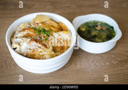 Katsudon - Japanisches paniertes frittiertes Schweinekotelett Stockfoto