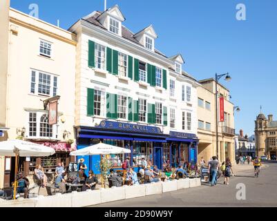 Sitzplätze und Schirme der Oxford University vor dem White Horse Pub und Blackwell's Bookshop Broad Street Oxford Oxfordshire England UK GB Europe Stockfoto