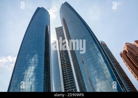 ABU DHABI, VEREINIGTE ARABISCHE EMIRATE - 24. Feb 2015: Etihad Towers ist ein Gebäudekomplex mit fünf Türmen in Abu Dhabi, der Hauptstadt der Vereinigten Staaten Stockfoto