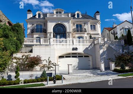 Brooklyn, NY - September 30 2020: Ein großes und reich verzierte weißes Haus an der Shore Road in Bay Ridge, Brooklyn, NY mit Fenstern mit Blick auf New York Harbor. Th Stockfoto