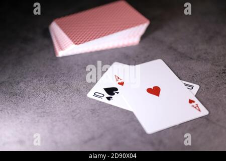 Ein Paar Asse auf einem Kartenspiel auf einem Tisch. Online-Glücksspiel. Spielsucht Stockfoto