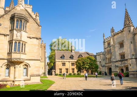 Oxford University Magdalen College mit dem President's Lodgings and Pride of India Tree St Johns Quad Oxford Oxfordshire England GB Europa Stockfoto