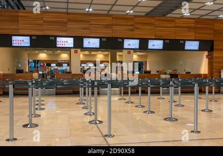 Schönefeld, 01. November 2020 - Leere Check-in-Schalter am neuen Flughafen Berlin Brandenburg (BER), Willy Brandt International Airport Stockfoto