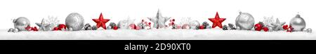 Weihnachten Grenze oder Banner mit Stars und Kugeln in einer Reihe auf Schnee arrangiert, extra breit und auf weißem Hintergrund Stockfoto