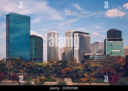 Herbstskilhouette des Osaka Business Park, Japan