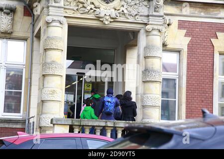 Wartenden Menschen an der Post Postplatz Görlitz Stockfoto