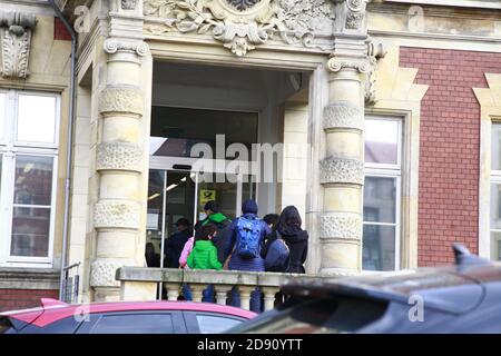 Wartenden Menschen an der Post Postplatz Görlitz Stockfoto