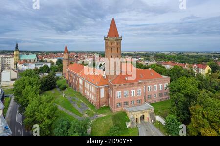 Luftaufnahme des historischen Piastenschlosses in Legnica, Niederschlesien, Polen Stockfoto