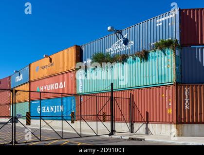 Bunt bemalte Transportbehälter am Eingang der Kent Ave zum Brooklyn Navy Yard neben den Steiner Studios. Stockfoto