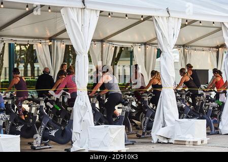 Gruppe Sport outdoor Spinning-Klasse-Training im Freien in Palma De  Mallorca Spanien Stockfotografie - Alamy