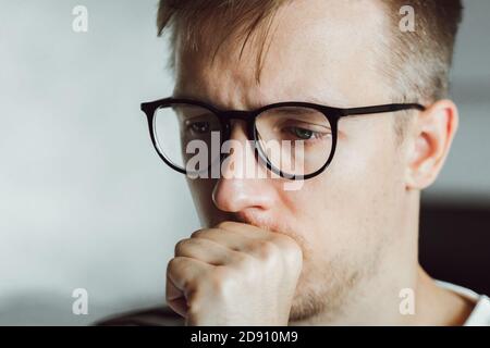 Müde nachdenkliche Mann tief zu Hause denken. Winterdepression. Saisonale affektive Störung, Angst, psychische Gesundheit, Psychologie. Unglücklicher Mann hat Familie Stockfoto