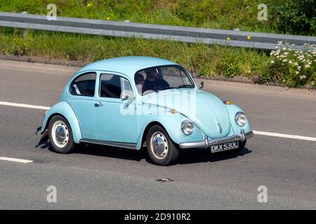 1972 70s alter Typ blau VW Volkswagen 1200 Beetle Fahrzeugverkehr, Fahrzeuge bewegen, Autos, Fahrzeug fahren auf britischen Straßen, klassische deutsche Motoren, fahren auf der Autobahn M6 Autobahn UK Straßennetz. Stockfoto