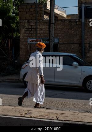 Jaisalmer, Rajasthan / Indien - november 02 2020 : Alter Mann mit traditionellen Turban Kreuzung Straße Stockfoto