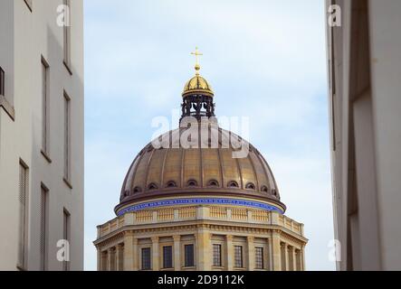 Berlin, Deutschland. Oktober 2020. Die Kuppel des Berliner Schlosses ist zwischen den Fassaden zweier Häuser zu sehen. Quelle: Soeren Stache/dpa-Zentralbild/ZB/dpa/Alamy Live News Stockfoto