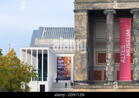 Berlin, Deutschland. Oktober 2020. Die James Simon Galerie (l) und Teil der Lustgartenseite des Alten Museums. Bis 31.03.2021 ist die Ausstellung "Germanisches Volk" auf der Museumsinsel zu sehen. Quelle: Soeren Stache/dpa-Zentralbild/ZB/dpa/Alamy Live News Stockfoto