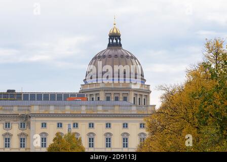 Berlin, Deutschland. Oktober 2020. Die Kuppel und ein Seitenflügel des Berliner Schlosses sind hinter herbstlich grünen Bäumen zu sehen. Quelle: Soeren Stache/dpa-Zentralbild/ZB/dpa/Alamy Live News Stockfoto