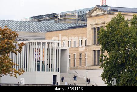 Berlin, Deutschland. Oktober 2020. Die James-Simon-Galerie im parkähnlichen Lustgarten und neben einem Teil der Fassade des Neuen Museums (Museum für vor- und Frühgeschichte). Bis 31.03.2021 ist in der James Simon Galerie auf der Museumsinsel die Ausstellung "Germanisches Volk" zu sehen. Quelle: Soeren Stache/dpa-Zentralbild/ZB/dpa/Alamy Live News Stockfoto