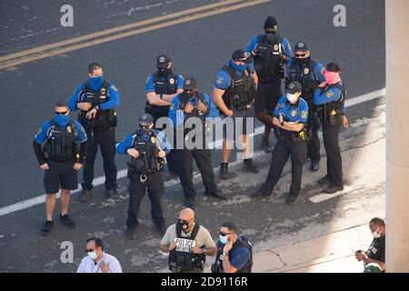 Austin, TX USA 30OCT20: Die Polizei von Austin und die Beamten von Travis County beobachten, wie Donald Trump-Anhänger einen Biden-Harris-Kampagnenbus auf dem AFL-CIO-Büroparkplatz blockieren. Die Anhänger folgten dem Bus von San Antonio auf einer überfüllten Autobahn nach Austin. Passagiere im Bus riefen die Polizei, als einige der Pickup-Trucks der Trump-Anhänger den Bus umzingelten und, so sagten sie, versuchten, ihn von der Straße abzufahren. Mehrere demokratische Ereignisse wurden wegen der Störung abgesagt. Das FBI untersucht den Vorfall. Stockfoto