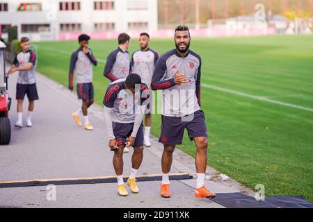 München Deutschland 02.11.2020, Fußball: Teamfinale des FC Bayern München (München) vor dem Champions-League-Spiel gegen RB Salzburg auf dem Vereinsgelände in der Saebener Straße – von links: Douglas Costa, Eric-Maxim Choupo-Moting FC Bayern München/Via Kolvenbach nur zur redaktionellen Verwendung! Stockfoto