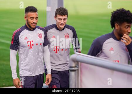 München Deutschland 02.11.2020, Fußball: Teamfinale des FC Bayern München (München) vor dem Champions-League-Spiel gegen RB Salzburg auf dem Vereinsgelände in der Saebener Straße – von links: Corentin Tolisso, Benjamin Pavard, Kingsley Coman FC Bayern München/Via Kolvenbach nur zur redaktionellen Verwendung! Stockfoto