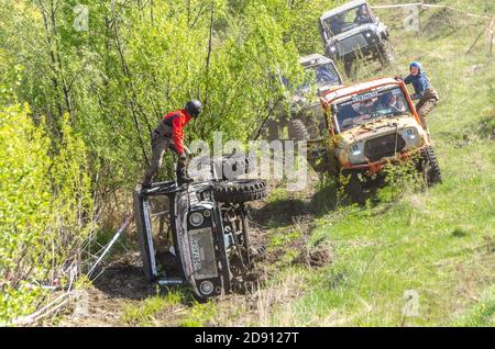 SALOVKA, RUSSLAND - 5. MAI 2017: Jeep in Schlamm und Schmutz spritzen beim jährlichen Autorennen 'Trophy rubezh 2017' Stockfoto