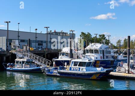 In Sunset Park, Brooklyn, ist der Hauptsitz der NYPD Harbor Einheit und der Yachthafen für die Boote. Stockfoto