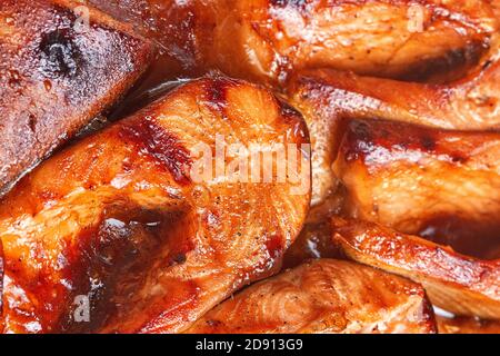 Gebackener roter Fisch in einer Marinade aus Teriyaki-Sauce Stockfoto