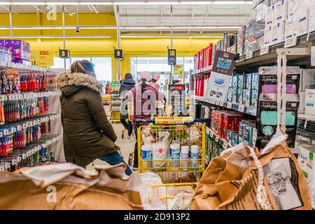 Einkäufer lineinng bis zum Check-out in einem Supermarkt Kasse Linie Stockfoto