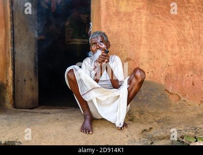 Purulia, Westbengalen / Indien - November 01,2020. Ein nicht identifizierter alter Mann, der Hookah vor sein Schlammhaus brachte. Stockfoto