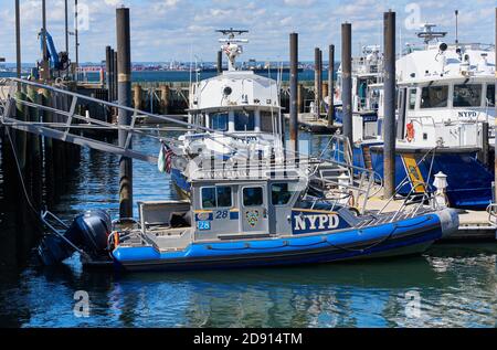 In Sunset Park, Brooklyn, ist der Hauptsitz der NYPD Harbor Einheit und der Yachthafen für die Boote. Stockfoto