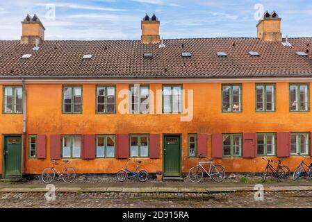 Kopenhagen, Dänemark - Historische gelb und orange gefärbte Häuser in der Nyboder Nachbarschaft von Kopenhagen, die eine ehemalige Naval di war Stockfoto