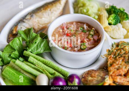 Shrimp Paste Sauce mit gebratener Makrele und Gemüse. Thailändisches Essen Stockfoto