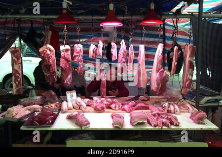 Wuhan, China. November 2020. Frisches Schweinefleisch wird am Sonntag, den 1. November 2020, auf einem Markt in Wuhan, der Hauptstadt der Provinz Hubei, verkauft. Ein Feuchtmarkt in Wuhan wurde als Epizentrum des Covid-19-Pandemieausbruchs identifiziert. Das Coronavirus wurde in China unter Kontrolle gebracht, und das Leben ist im ganzen Land wieder normal. Foto von Stephen Shaver/UPI Kredit: UPI/Alamy Live Nachrichten Stockfoto