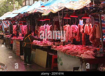 Wuhan, China. November 2020. Frisches Schweinefleisch wird am Sonntag, den 1. November 2020, auf einem Markt in Wuhan, der Hauptstadt der Provinz Hubei, verkauft. Ein Feuchtmarkt in Wuhan wurde als Epizentrum des Covid-19-Pandemieausbruchs identifiziert. Das Coronavirus wurde in China unter Kontrolle gebracht, und das Leben ist im ganzen Land wieder normal. Foto von Stephen Shaver/UPI Kredit: UPI/Alamy Live Nachrichten Stockfoto