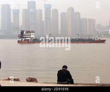 Wuhan, China. November 2020. Am Sonntag, den 1. November 2020, macht sich ein Treibstoffschiff auf den Weg den Jangtse entlang an Wuhan, der Hauptstadt der Provinz Hubei. Chinas Wirtschaft hat sich erholt, als die Covid-19-Pandemie unter Kontrolle gebracht wurde. Die zweitgrößte Volkswirtschaft der Welt verzeichnete im dritten Quartal ein Wachstum von 4.9% - die einzige große Weltwirtschaft, die eine Expansion verzeichnet. Foto von Stephen Shaver/UPI Kredit: UPI/Alamy Live Nachrichten Stockfoto