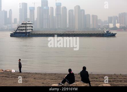 Wuhan, China. November 2020. Am Sonntag, den 1. November 2020, macht sich ein Frachtschiff auf den Weg über Wuhan, der Hauptstadt der Provinz Hubei. Chinas Wirtschaft hat sich erholt, als die Covid-19-Pandemie unter Kontrolle gebracht wurde. Die zweitgrößte Volkswirtschaft der Welt verzeichnete im dritten Quartal ein Wachstum von 4.9% - die einzige große Weltwirtschaft, die eine Expansion verzeichnet. Foto von Stephen Shaver/UPI Kredit: UPI/Alamy Live Nachrichten Stockfoto