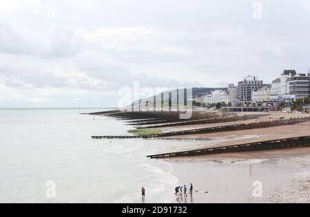 EASTBOURNE, Großbritannien - 28. AUGUST 2019: Blick auf Eastbourne Beach in East Sussex, vom Pier zur Festung Redoubt am Ende der Royal Parade am 28. August, Stockfoto