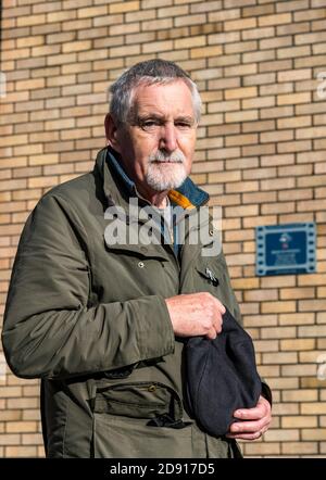 Fountainbridge, Edinburgh, Schottland, Großbritannien, 2. November 2020. Dr. Mike Ewart, Direktor des SIET (Scottish International Education Trust), würd Sir Sean Connery nach der Nachricht seines Todes an der Gedenktafel in Melvin Walk in der Nähe des Elternhauses des Schauspielers seinen Respekt zollen. SIET wurde 1971 von Sir Sean Connery mit seiner 1 Million Dollar Gebühr für Diamonds are Forever gegründet und gewährt Stipendien für aus- und Weiterbildung, um Schotten dabei zu helfen, ihr Versprechen auf Exzellenz zu zeigen Stockfoto