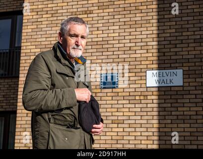 Fountainbridge, Edinburgh, Schottland, Großbritannien, 2. November 2020. Dr. Mike Ewart, Direktor des SIET (Scottish International Education Trust), würd Sir Sean Connery nach der Nachricht seines Todes an der Gedenktafel in Melvin Walk in der Nähe des Elternhauses des Schauspielers seinen Respekt zollen. SIET wurde 1971 von Sir Sean Connery mit seiner 1 Million Dollar Gebühr für Diamonds are Forever gegründet und gewährt Stipendien für aus- und Weiterbildung, um Schotten dabei zu helfen, ihr Versprechen auf Exzellenz zu zeigen Stockfoto